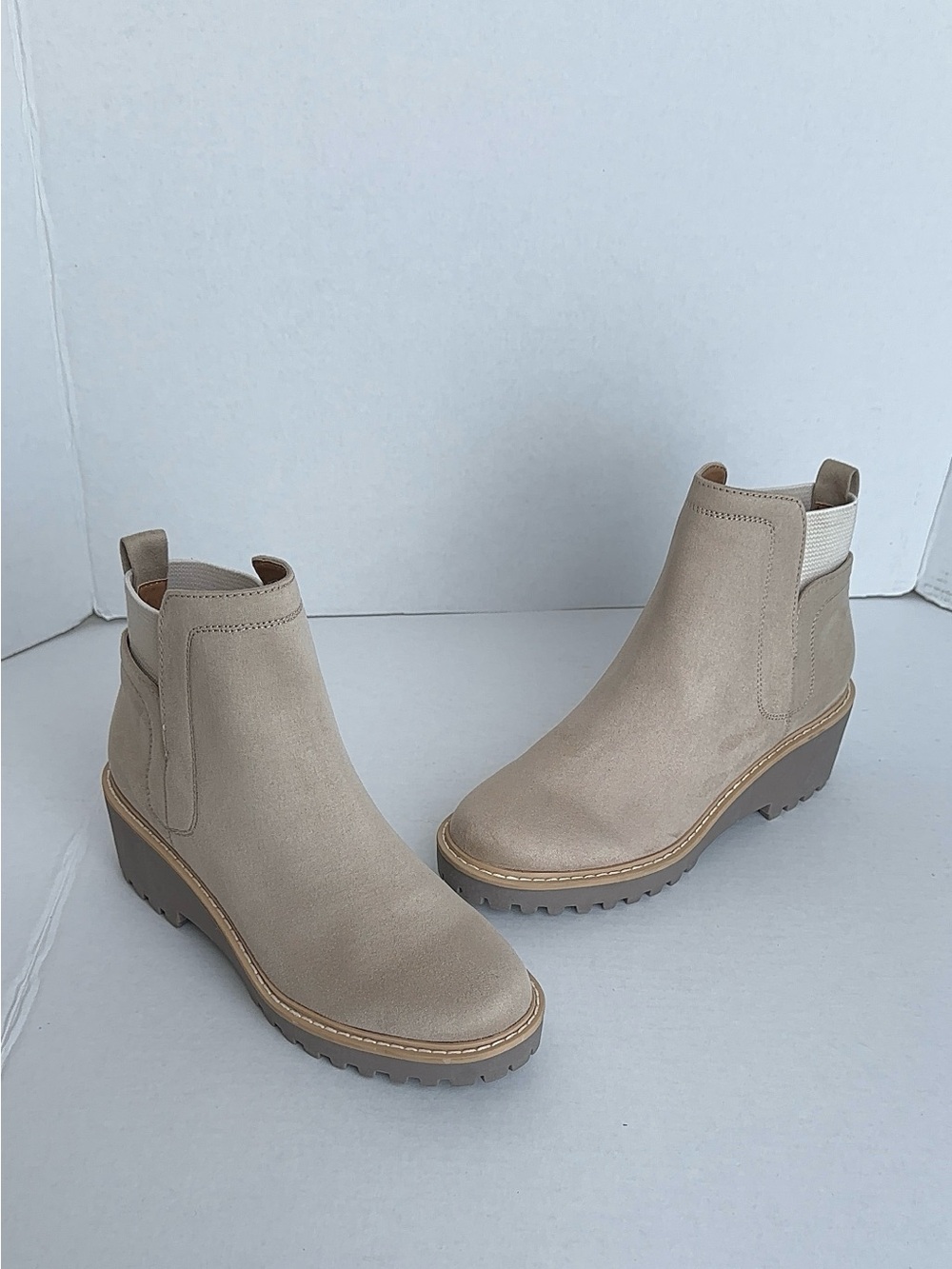 Dolce Vita Huey H2O Wide Booties Dune Suede Waterproof Lug Sole 7.5 NWOT